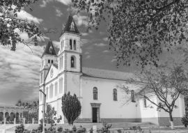 Lais Puzzle - Sao Tome, die schöne weiße Kathedrale im Zentrum, Sao Tome und Principe in schwarz weiß - 500, 1.000 & 2.000 Teile