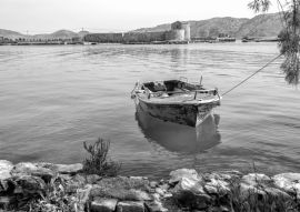 Lais Puzzle - Boot und Schloss in Butrint, Albanien in schwarz weiß - 500, 1.000 & 2.000 Teile