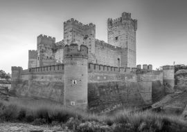 Lais Puzzle - Die Burg von La Mota ist eine Burg in der Stadt Medina del Campo, (Provinz Valladolid, Spanien) in schwarz weiß - 500, 1.000 & 2.000 Teile