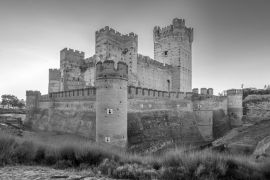 Lais Puzzle - Die Burg von La Mota ist eine Burg in der Stadt Medina del Campo, (Provinz Valladolid, Spanien) in schwarz weiß - 2.000 Teile