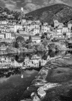 Lais Puzzle - Das Dorf Roquebrun im Weinanbaugebiet St. Chinian in schwarz weiß - 500, 1.000 & 2.000 Teile