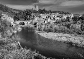 Lais Puzzle - Das Dorf Olargues in der Region Languedoc (Frankreich) in schwarz weiß - 500, 1.000 & 2.000 Teile