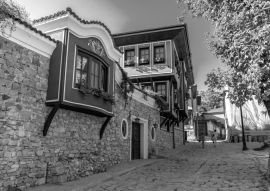 Lais Puzzle - Erstaunliche Straße in der Stadt Plovdiv in Bulgarien in schwarz weiß - 500, 1.000 & 2.000 Teile