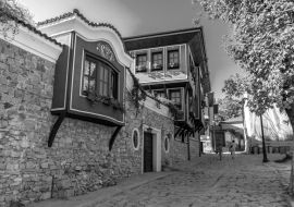 Lais Puzzle - Erstaunliche Straße in der Stadt Plovdiv in Bulgarien in schwarz weiß - 1.000 Teile