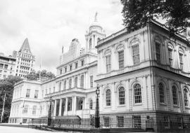 Lais Puzzle - Das New Yorker Rathaus in Manhattan in New York City, USA in schwarz weiß - 1.000 Teile