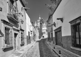 Lais Puzzle - Mexiko, Farbenfrohe Gebäude und Straßen von San Miguel de Allende im historischen Stadtzentrum in schwarz weiß - 1.000 Teile