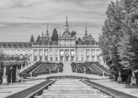 Lais Puzzle - Blick auf den Palast la Granja de San Ildefonso von den Gärten aus, Spanien in schwarz weiß - 500, 1.000 & 2.000 Teile