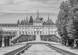 Lais Puzzle - Blick auf den Palast la Granja de San Ildefonso von den Gärten aus, Spanien in schwarz weiß - 1.000 Teile
