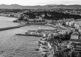Lais Puzzle - Blick bei Sonnenuntergang über die Bucht Baie des Anges in Nizza in schwarz weiß - 500, 1.000 & 2.000 Teile