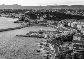 Lais Puzzle - Blick bei Sonnenuntergang über die Bucht Baie des Anges in Nizza in schwarz weiß - 1.000 Teile