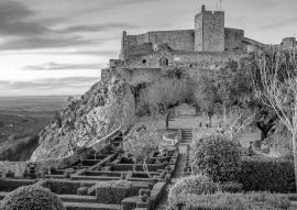 Lais Puzzle - Der Burghügel des mittelalterlichen Dorfes Marvao Alentejo Portugal in schwarz weiß - 500, 1.000 & 2.000 Teile