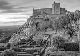 Lais Puzzle - Der Burghügel des mittelalterlichen Dorfes Marvao Alentejo Portugal in schwarz weiß - 1.000 Teile