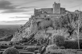 Lais Puzzle - Der Burghügel des mittelalterlichen Dorfes Marvao Alentejo Portugal in schwarz weiß - 2.000 Teile