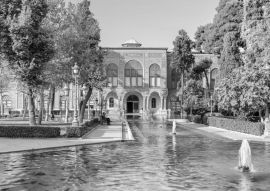 Lais Puzzle - Erstaunlicher Blick auf den Golestan-Palast und die Brunnen, Teheran, Iran in schwarz weiß - 500, 1.000 & 2.000 Teile