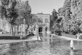 Lais Puzzle - Erstaunlicher Blick auf den Golestan-Palast und die Brunnen, Teheran, Iran in schwarz weiß - 2.000 Teile