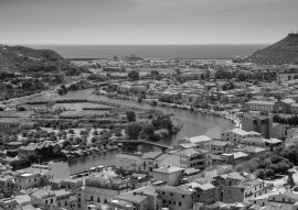 Lais Puzzle - Sardinien, Italien - Panoramablick auf die Stadt Bosa am Fluss Temo mit dem Ferienort Bosa Marina an der Mittelmeerküste vom Hügel der Burg Malaspina aus gesehen in schwarz weiß - 500, 1.000 & 2.000 Teile