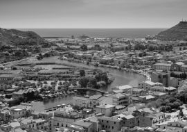 Lais Puzzle - Sardinien, Italien - Panoramablick auf die Stadt Bosa am Fluss Temo mit dem Ferienort Bosa Marina an der Mittelmeerküste vom Hügel der Burg Malaspina aus gesehen in schwarz weiß - 1.000 Teile