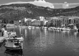 Lais Puzzle - Bosa, Sardinien, Italien - Panoramablick auf die Altstadt von Bosa am Temo-Flussufer mit bunten Mietshäusern und Booten in schwarz weiß - 500, 1.000 & 2.000 Teile