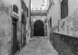 Lais Puzzle - Alte Straße in der Medina von Essaouira, Marokko in schwarz weiß - 500, 1.000 & 2.000 Teile