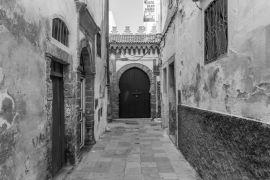 Lais Puzzle - Alte Straße in der Medina von Essaouira, Marokko in schwarz weiß - 2.000 Teile