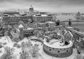 Lais Puzzle - Budapest, Ungarn - Luftaufnahme des verschneiten Königlichen Schlosses Buda von oben mit der Szechenyi Kettenbrücke und dem Parlament von Ungarn im Winter in schwarz weiß - 500, 1.000 & 2.000 Teile
