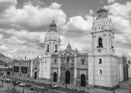 Lais Puzzle - Die Basilika-Kathedrale von Lima auf dem Plaza Mayor, Lima, Peru, Südamerika in schwarz weiß - 500, 1.000 & 2.000 Teile