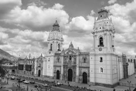 Lais Puzzle - Die Basilika-Kathedrale von Lima auf dem Plaza Mayor, Lima, Peru, Südamerika in schwarz weiß - 2.000 Teile
