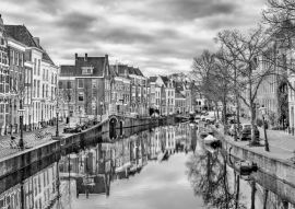 Lais Puzzle - Traditionelle Häuser an einer Gracht in Leiden, Niederlande in schwarz weiß - 500, 1.000 & 2.000 Teile