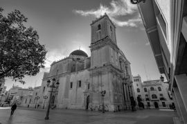 Lais Puzzle - Basilika von Santa Maria in Elche, Alicante, Spanien in schwarz weiß - 2.000 Teile