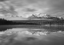 Lais Puzzle - Panorama des Herbert-Sees an einem nebligen Morgen mit Gletscherberg und Spiegelung im Banff-Nationalpark, Kanada Die kanadischen Rockies oder Canadian Rocky Mountains in schwarz weiß - 500, 1.000 & 2.000 Teile