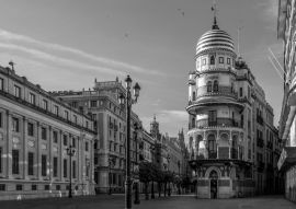 Lais Puzzle - Die 'Avenida de la Constitucion' in Sevilla kurz nach Sonnenaufgang, mit dem schönen 'Confiteria Filella' Turm, der 'Banco de España' und der Kathedrale in schwarz weiß - 500, 1.000 & 2.000 Teile