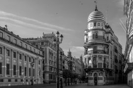 Lais Puzzle - Die 'Avenida de la Constitucion' in Sevilla kurz nach Sonnenaufgang, mit dem schönen 'Confiteria Filella' Turm, der 'Banco de España' und der Kathedrale in schwarz weiß - 2.000 Teile