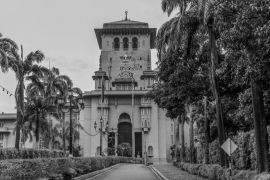 Lais Puzzle - Umgeben von Bäumen und Sträuchern führt der Weg zum Sultan Ibrahim Building in Johor Bahru Malaysia in schwarz weiß - 2.000 Teile