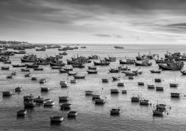 Lais Puzzle - Traditionelles vietnamesisches Boot in Form eines Korbes im Fischerhafen eines Fischerdorfes bei Sonnenuntergang, Binh Thuan, Vietnam. Landschaft. Beliebtes Wahrzeichen, berühmtes Reiseziel in Vietnam in schwarz weiß - 1.000 Teile