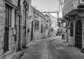 Lais Puzzle - Blick auf eine enge Straße in Tsfat/Safed, Israel in schwarz weiß - 500, 1.000 & 2.000 Teile