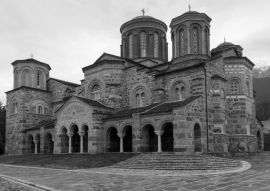 Lais Puzzle - Heiliges Kloster St. Johannes der Täufer in Akritochori, Serres, Griechenland. Es ist nach den architektonischen Standards byzantinischer Klöster gebaut in schwarz weiß - 500, 1.000 & 2.000 Teile