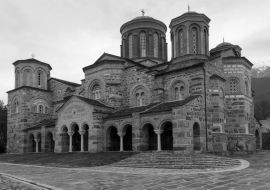 Lais Puzzle - Heiliges Kloster St. Johannes der Täufer in Akritochori, Serres, Griechenland. Es ist nach den architektonischen Standards byzantinischer Klöster gebaut in schwarz weiß - 1.000 Teile