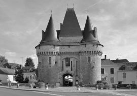 Lais Puzzle - Das befestigte Tor Saint-Julien in La-Ferté-Bernard, einer Gemeinde im Departement Sarthe in der Region Pays de la Loire im Nordwesten Frankreichs in schwarz weiß - 500, 1.000 & 2.000 Teile