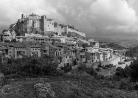 Lais Puzzle - Alquezar, mittelalterliches Dorf in der Provinz Huesca, Spanien in schwarz weiß - 500, 1.000 & 2.000 Teile