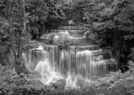 Lais Puzzle - Huai Mae Khamin Wasserfall Stufe 4, Khuean Srinagarindra National Park, Kanchanaburi in schwarz weiß - 500, 1.000 & 2.000 Teile