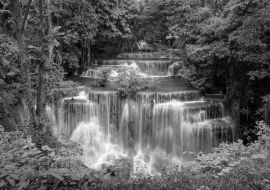 Lais Puzzle - Huai Mae Khamin Wasserfall Stufe 4, Khuean Srinagarindra National Park, Kanchanaburi in schwarz weiß - 1.000 Teile