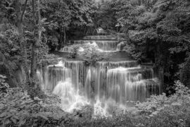 Lais Puzzle - Huai Mae Khamin Wasserfall Stufe 4, Khuean Srinagarindra National Park, Kanchanaburi in schwarz weiß - 2.000 Teile