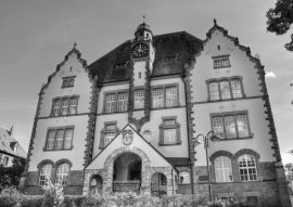 Lais Puzzle - Front side of a german public school, Lohr am Main in schwarz weiß - 500, 1.000 & 2.000 Teile