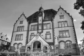 Lais Puzzle - Front side of a german public school, Lohr am Main in schwarz weiß - 2.000 Teile