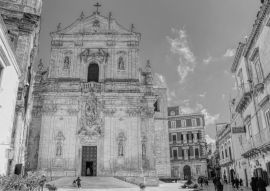 Lais Puzzle - Ein Blick auf die Fassade der Basilika San Martino in Martina Franca, Apulien, Italien in schwarz weiß - 500, 1.000 & 2.000 Teile