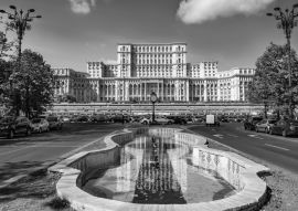 Lais Puzzle - Berühmtes Parlamentsgebäude in der Hauptstadt Bukarest an einem schönen sonnigen Frühlingstag in Rumänien in schwarz weiß - 500, 1.000 & 2.000 Teile
