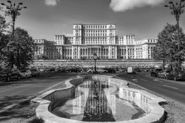 Lais Puzzle - Berühmtes Parlamentsgebäude in der Hauptstadt Bukarest an einem schönen sonnigen Frühlingstag in Rumänien in schwarz weiß - 2.000 Teile