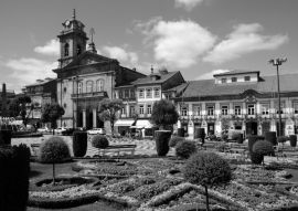 Lais Puzzle - Portugal, Ort in Guimaraes in schwarz weiß - 500, 1.000 & 2.000 Teile