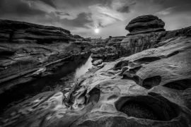 Lais Puzzle - Landschaft bei Sonnenuntergang am Sam Phan Bok in Ubonratchathani, ungesehen in Thailand. Der Grand Canyon in schwarz weiß - 2.000 Teile