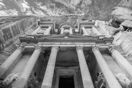 Lais Puzzle - Unglaublicher und mystischer Blick auf das Al Khazneh Grabmal. Das Schatzkammergrab von Petra, Jordanien in schwarz weiß - 2.000 Teile